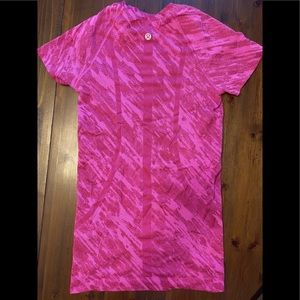 Lululemon Swiftly Tech Camo Pow Pink/Ripened Raspberry (size 4)